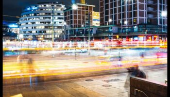 Cityscape Silence: Η ήρεμη παρουσία των ηλεκτρικών αυτοκινήτων